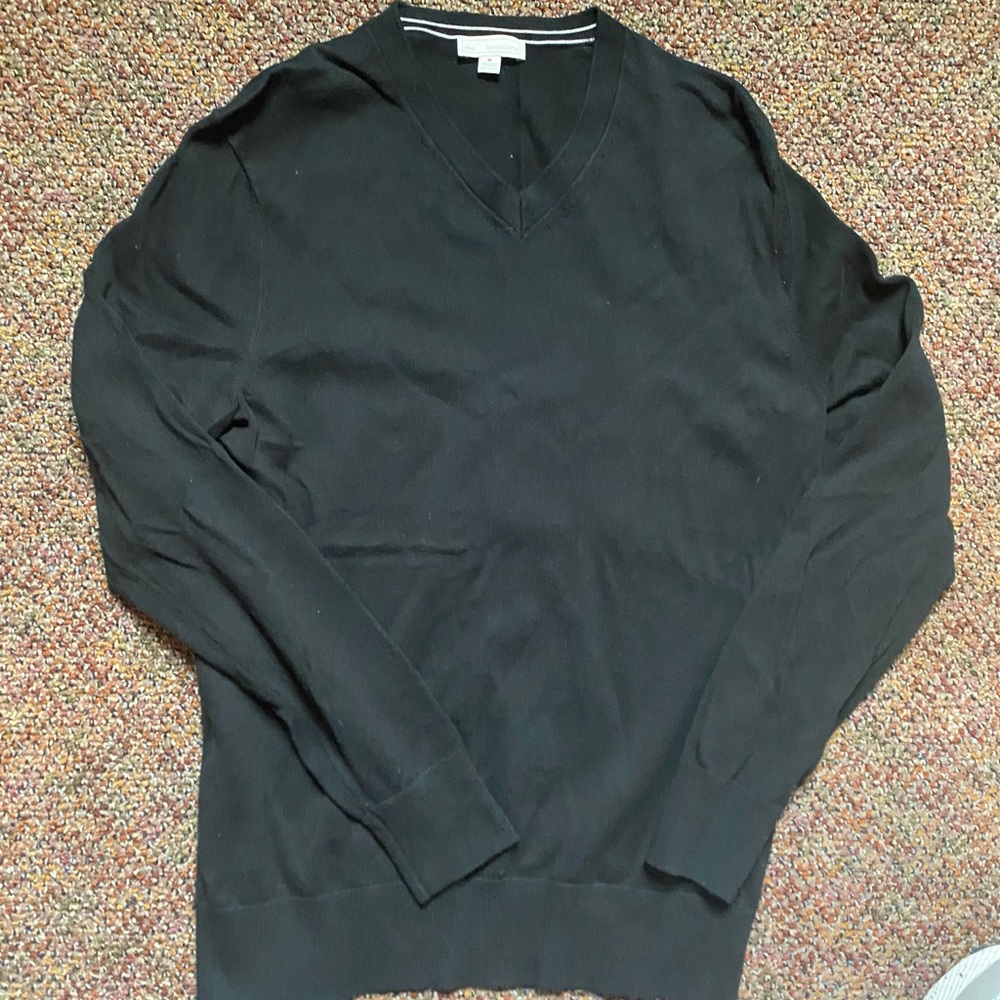 GAP: men’s vneck sweater